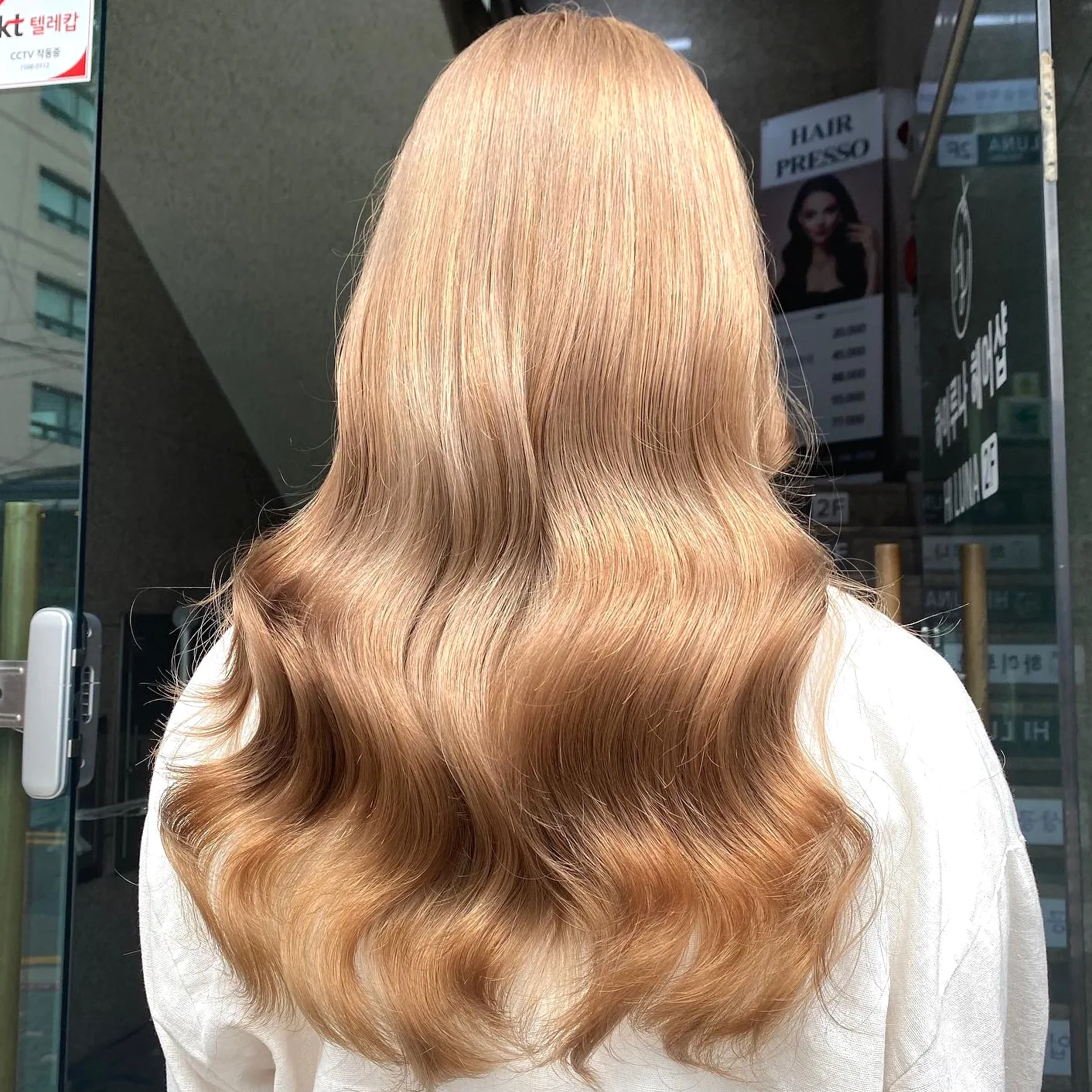 7 Stunning Korean Warm Blonde Hair Styles You Need to Try | Seoul Hair Salon 3 Korean Warm Blonde Hair style example